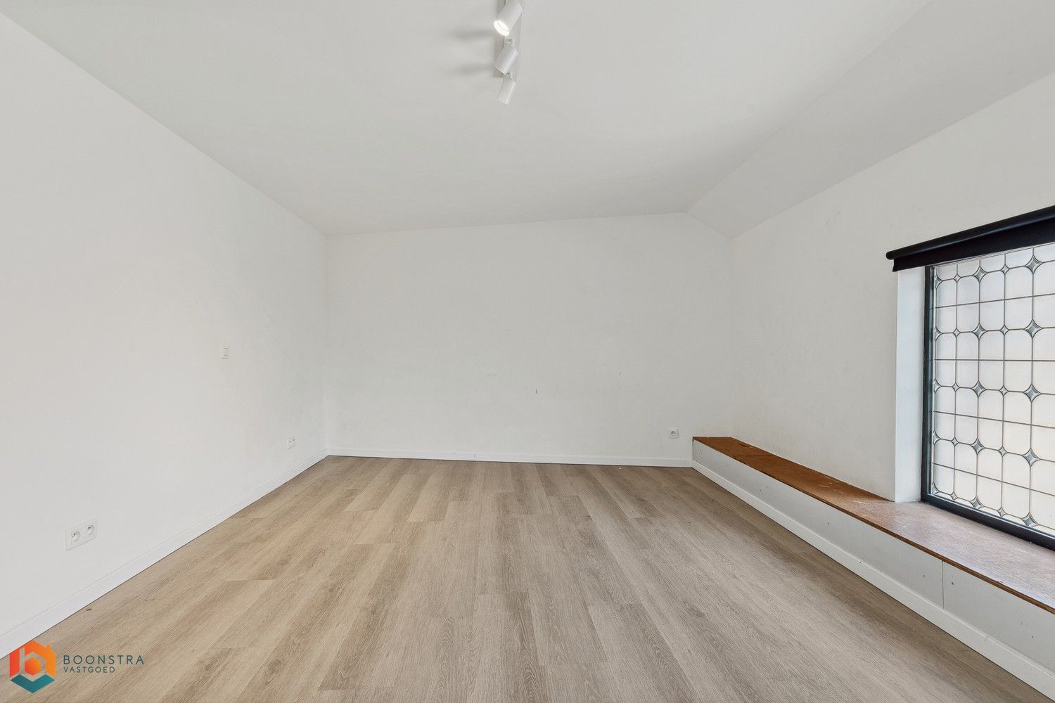 Grondig gerenoveerd handelsgelijkvloers met woonst en ruime parking foto 25