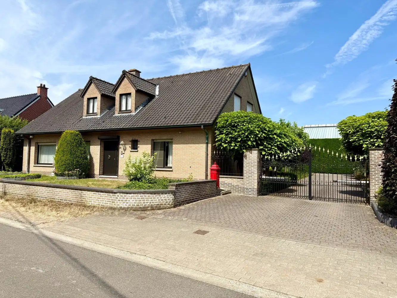**Exclusieve villa met 5 slaapkamers te koop op een prachtlocatie in Asper!** foto {{pictureIndex}}