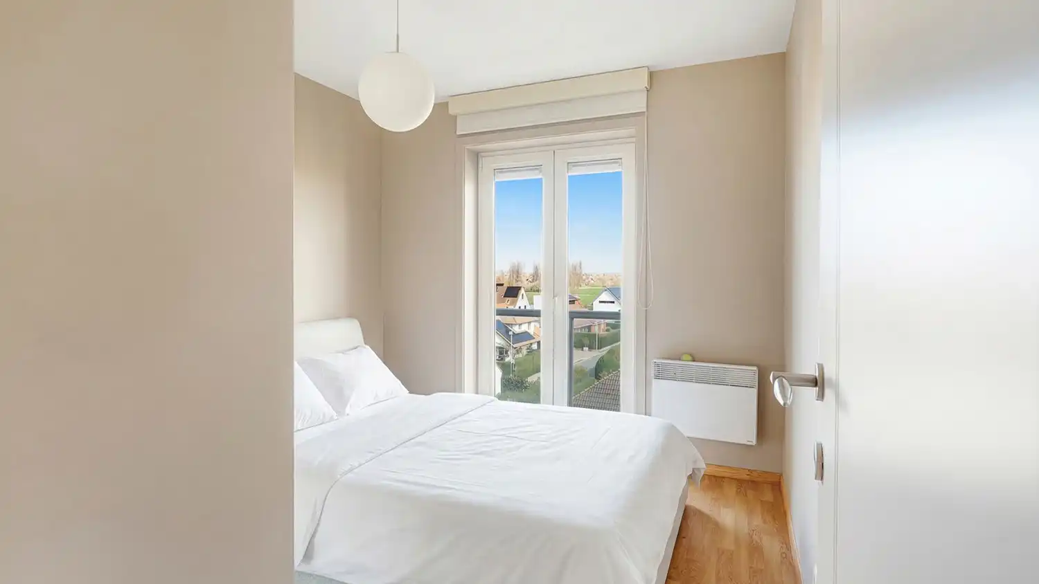 Zongericht ruim 2-slaapkamer appartement met prachtige open zichten foto 13