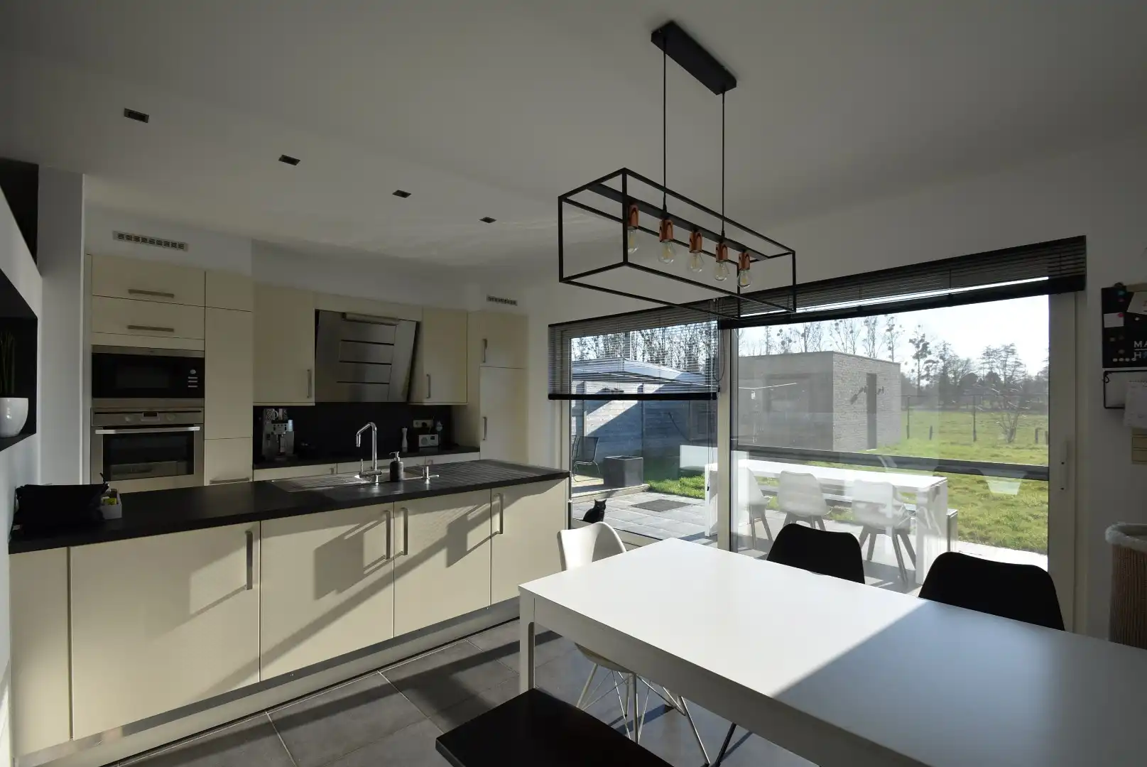 *  * WACHTLIJST VOLZET * * Recente leuke woning met zuidgerichte tuin, vlakbij centrum van Hoeselt foto 7