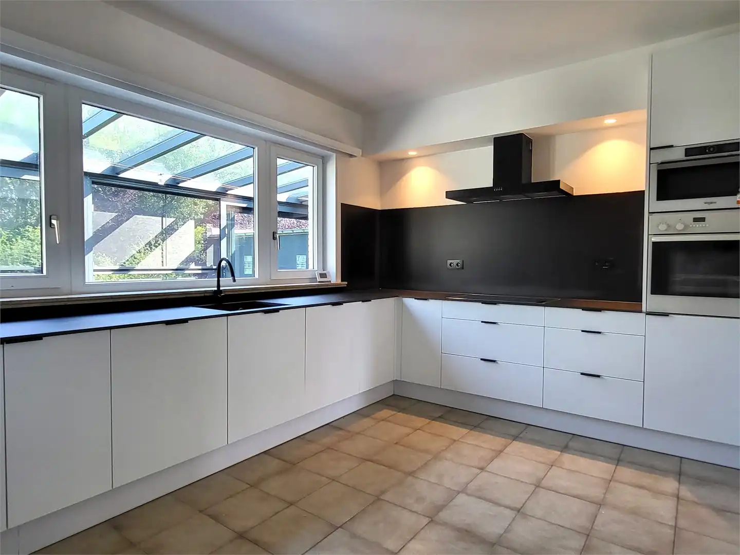 Prachtige moderne woning met bewoonbare oppervlakte van 166m² op 1209m² met zonnige tuin en garage. foto 16