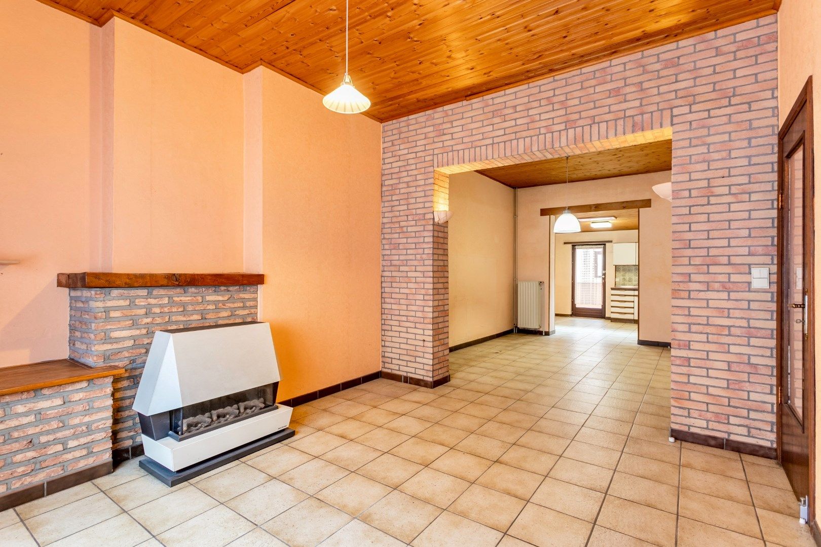 Te renoveren woning met veel potentieel foto 3