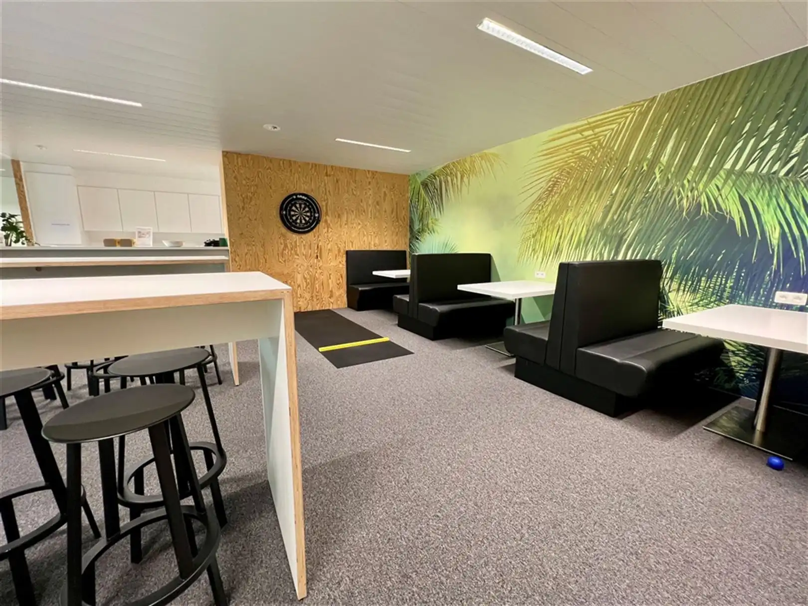 Ingericht kantoor met een overvloed aan natuurlijk lichtinval vlakbij de E40 foto 7