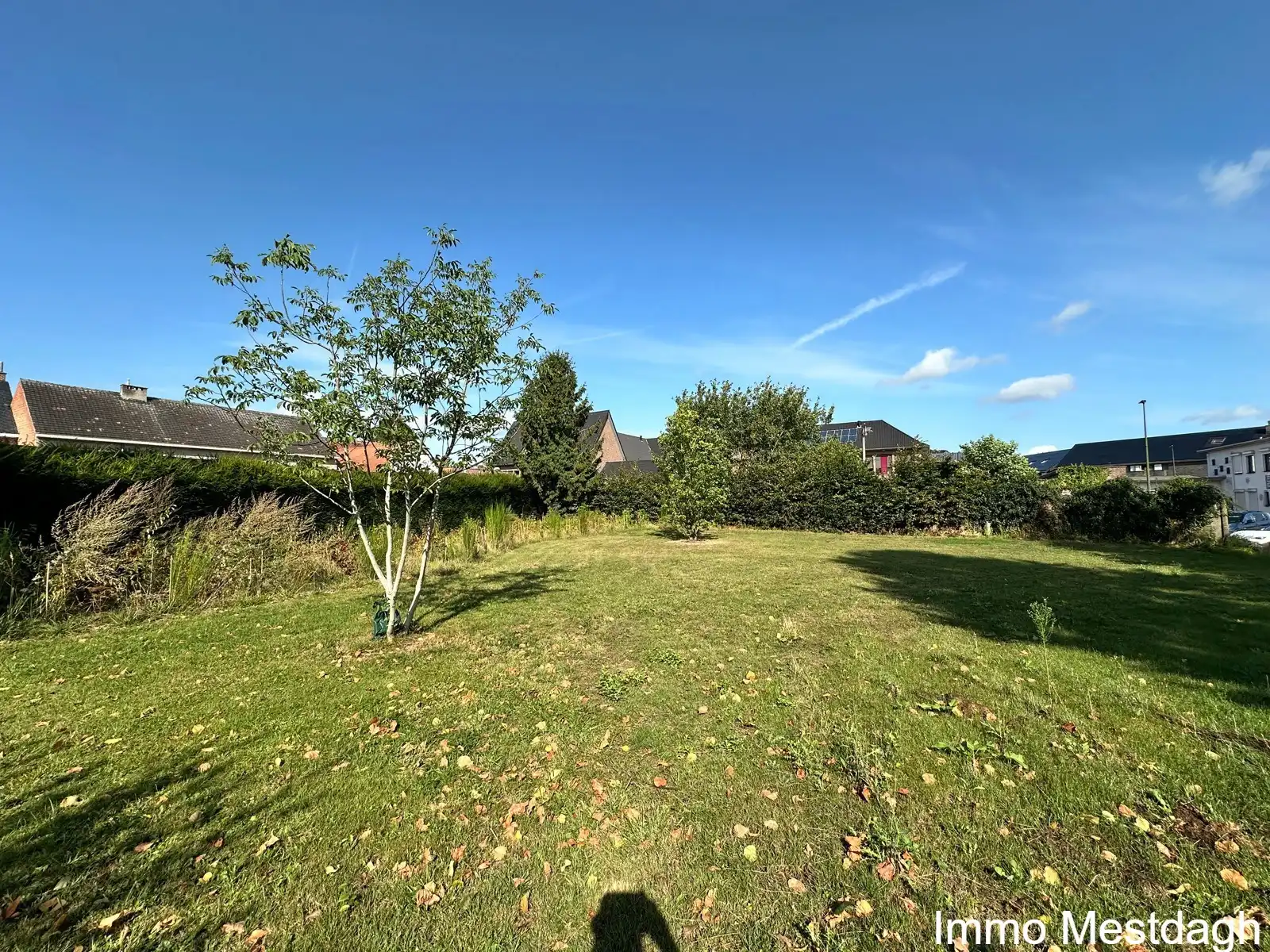 In de schaduw van de kerktoren bevindt zich deze mooie historische idyllische unieke pastorie.   foto 20