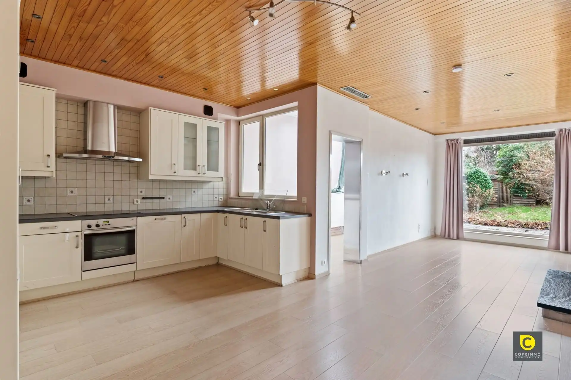 Woning met gezellige tuin en garage op centrale ligging! foto 2