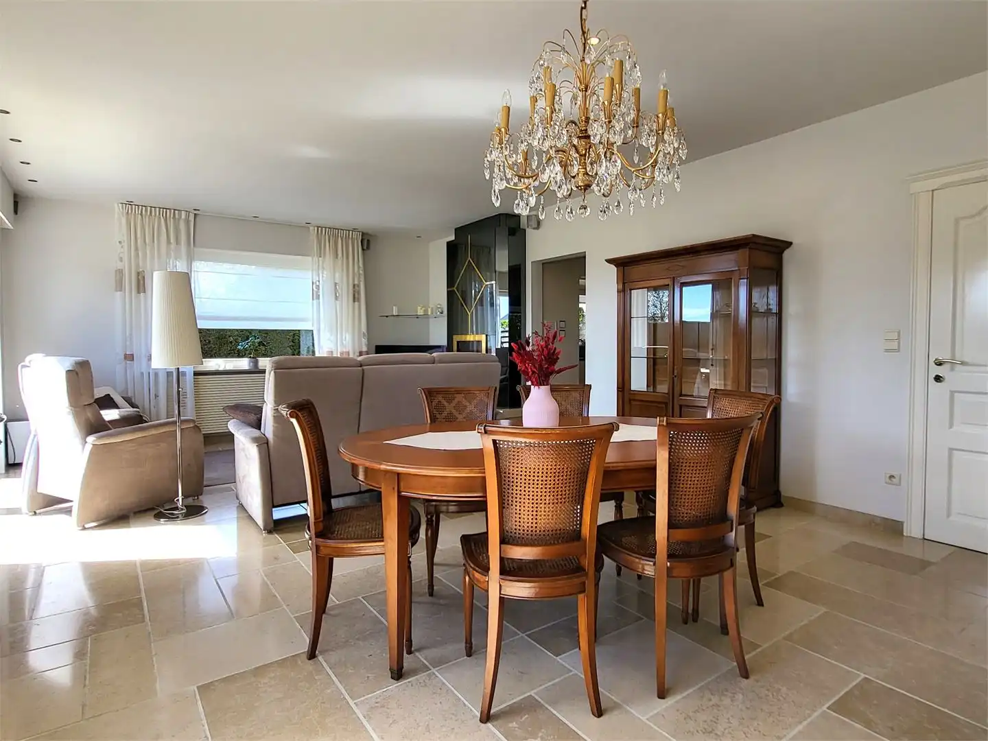 Deze ruime en uitstekend onderhouden villa-bungalow op een perceel van 1.264 m² combineert comfort, functionaliteit en een aangename woonbeleving met een zuidgericht terras en een prachtig aangelegde tuin met zwembad en badhuis. foto 15