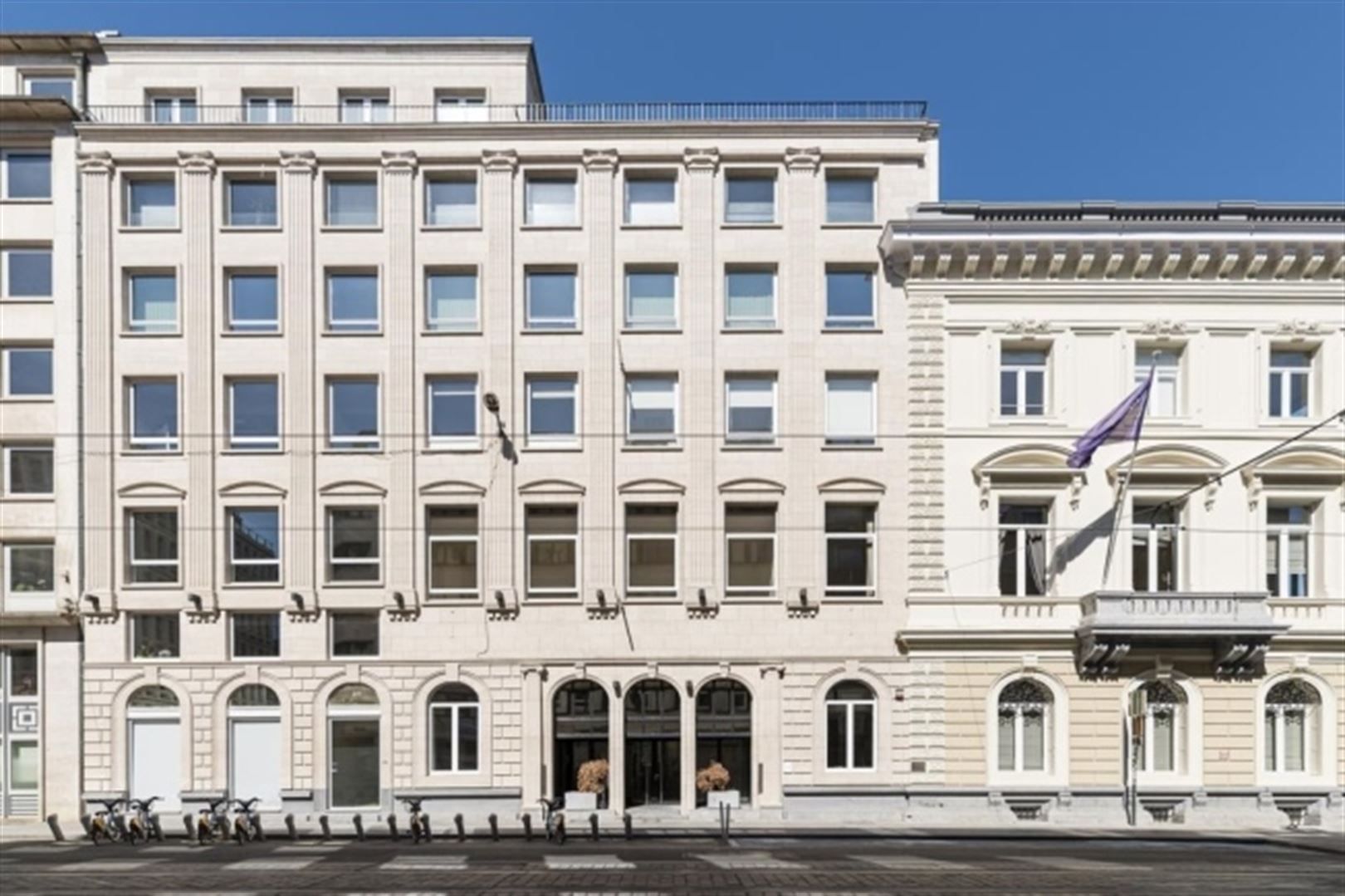 KONING/ ROYALE 144: 378 tot 634m² foto {{pictureIndex}}