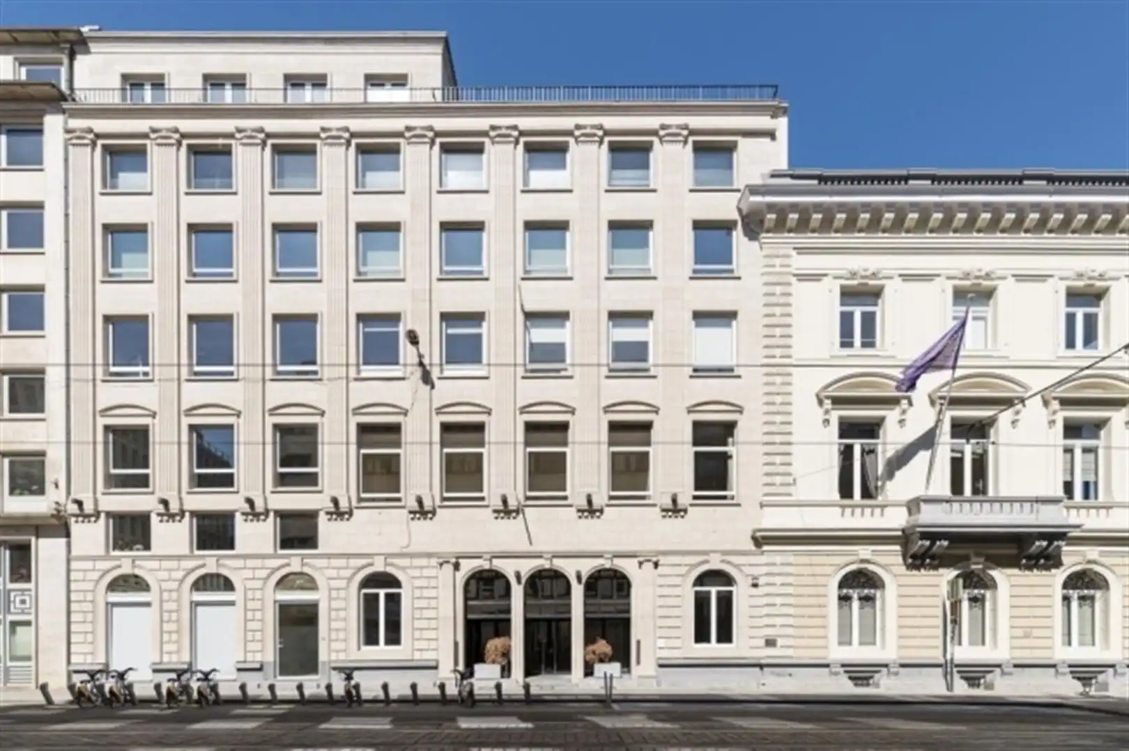 KONING/ ROYALE 144: 378 tot 634m² foto {{pictureIndex}}