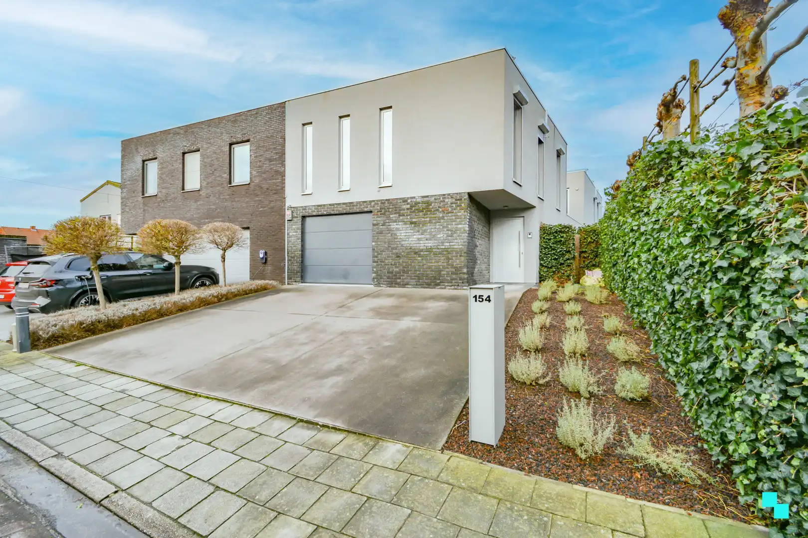 Bijzonder lichtrijke, moderne woning met zwembad te Izegem foto 2