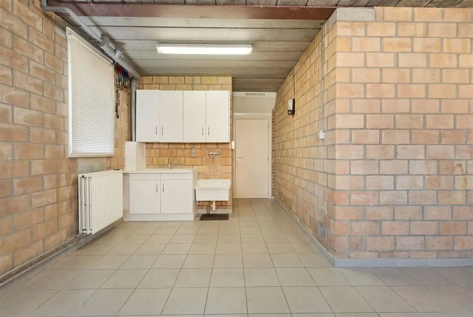 Ruime, vrijstaande woning op een perceel van 965m2 met 3 slaapkamers, inpandige garage en tuin, rustig doch centraal gelegen in Oud-Dilsen. foto 28