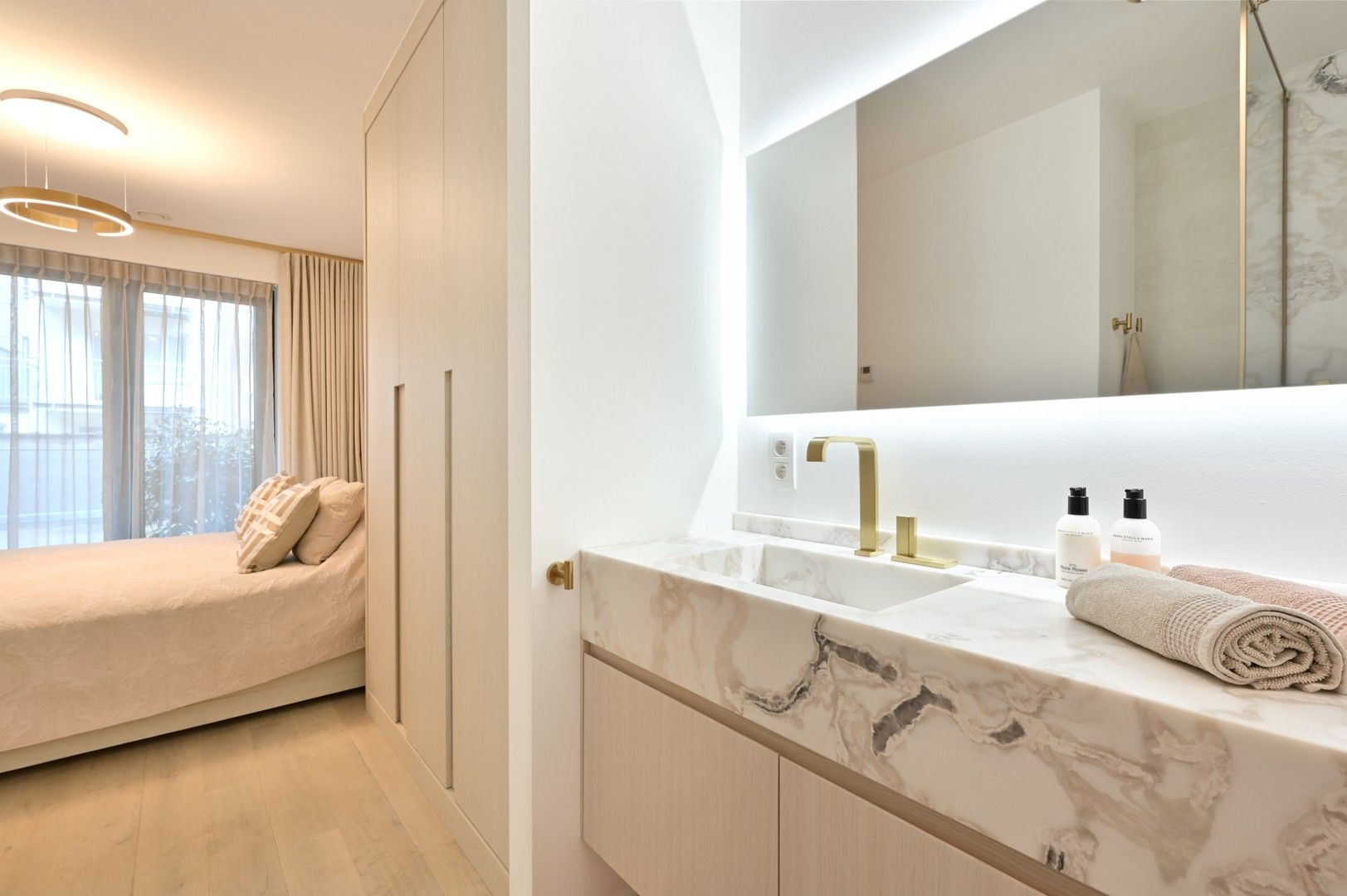 Subliem appartement met zonneterras, genietend van prachtige open zichten op het groen en de villa's van het Zoute. foto 12