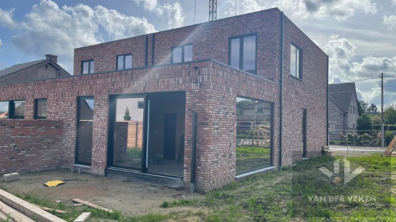 CENTRAAL GELEGEN CASCO NIEUWBOUWWONING MET 3 SLPK foto {{pictureIndex}}