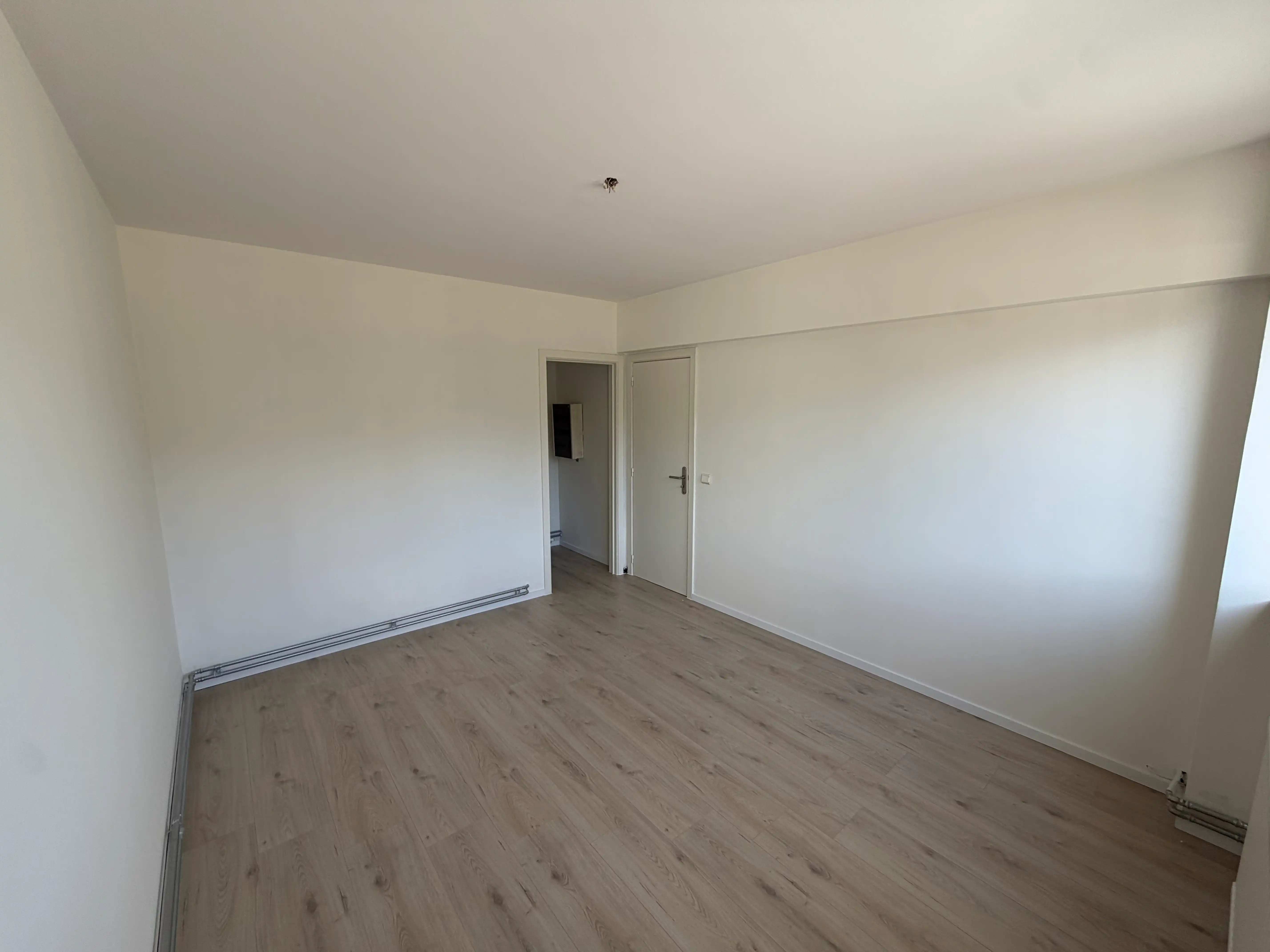 GENK te koop: gerenoveerd appartement met 2 slaapkamers foto 6