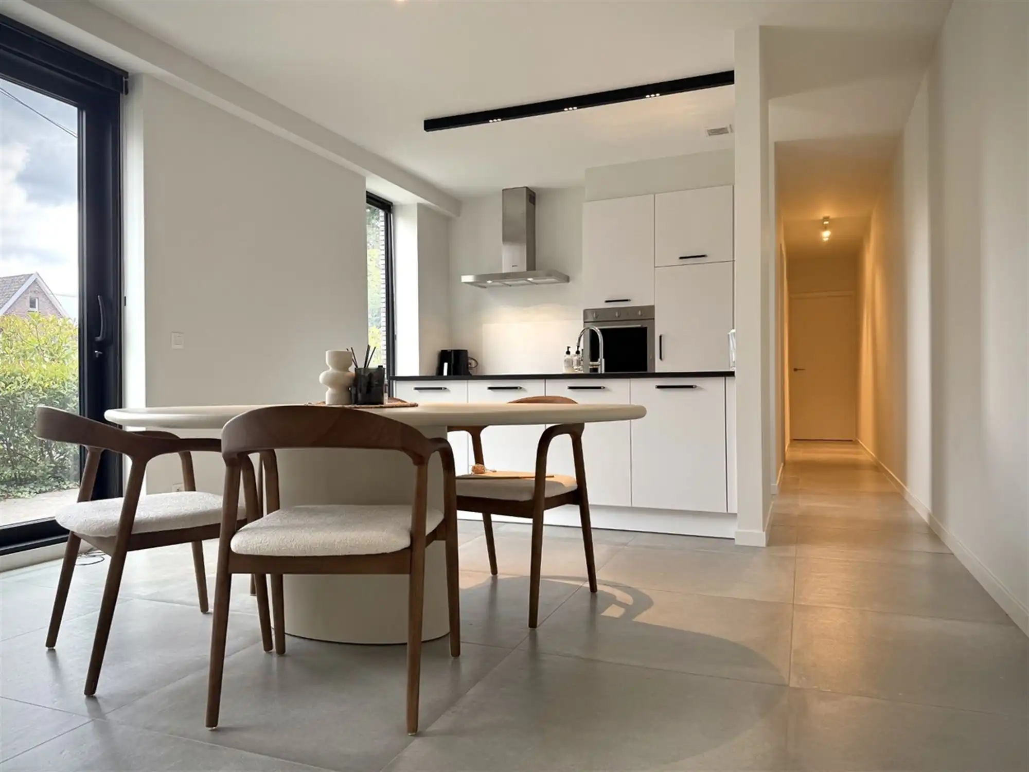 Instapklaar GELIJKVLOERS-APPARTEMENT met 2 slaapkamers, terras en ondergrondse autostaanplaats (1) & -kelder  foto 2