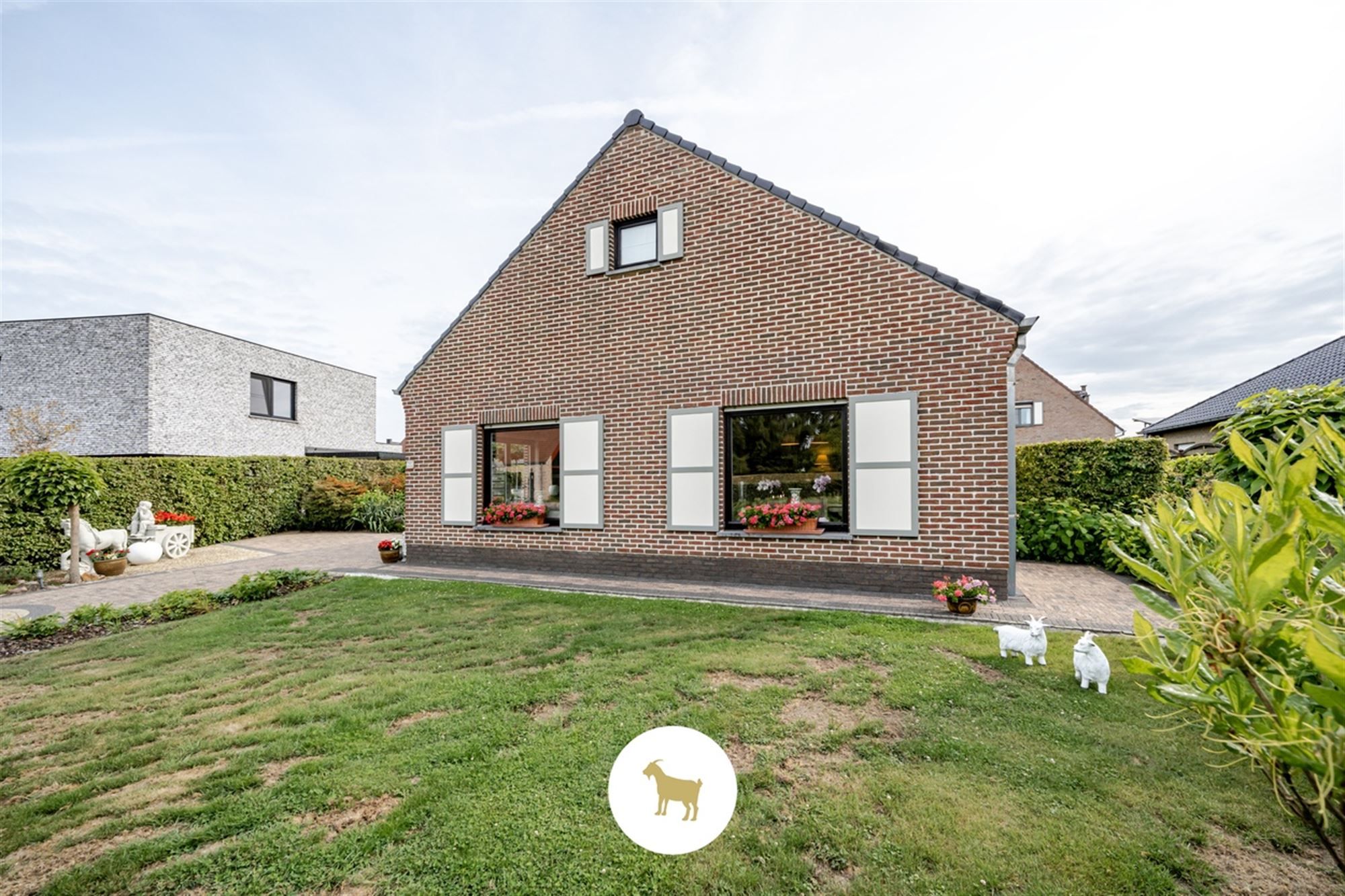 Instapklare LAAGBOUWVILLA met 3 slaapkamers, bureauruimte, veranda en garage op een ruim perceel van ca. 796 m² foto 3