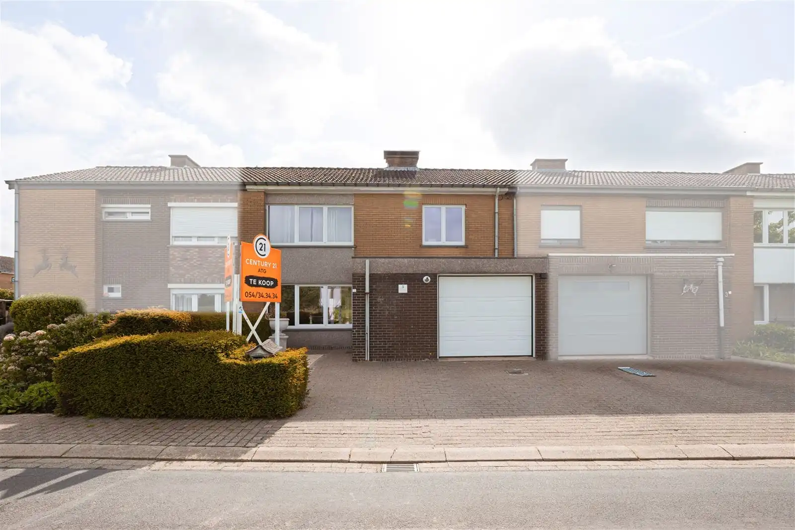 Gerenoveerde gezinswoning met tuin nabij centrum foto {{pictureIndex}}