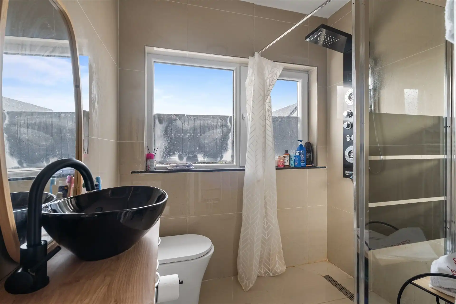 Instapklare, halfopen bebouwing, met 6 slaapkamers, op 329m² grond te Overmere.  foto 9