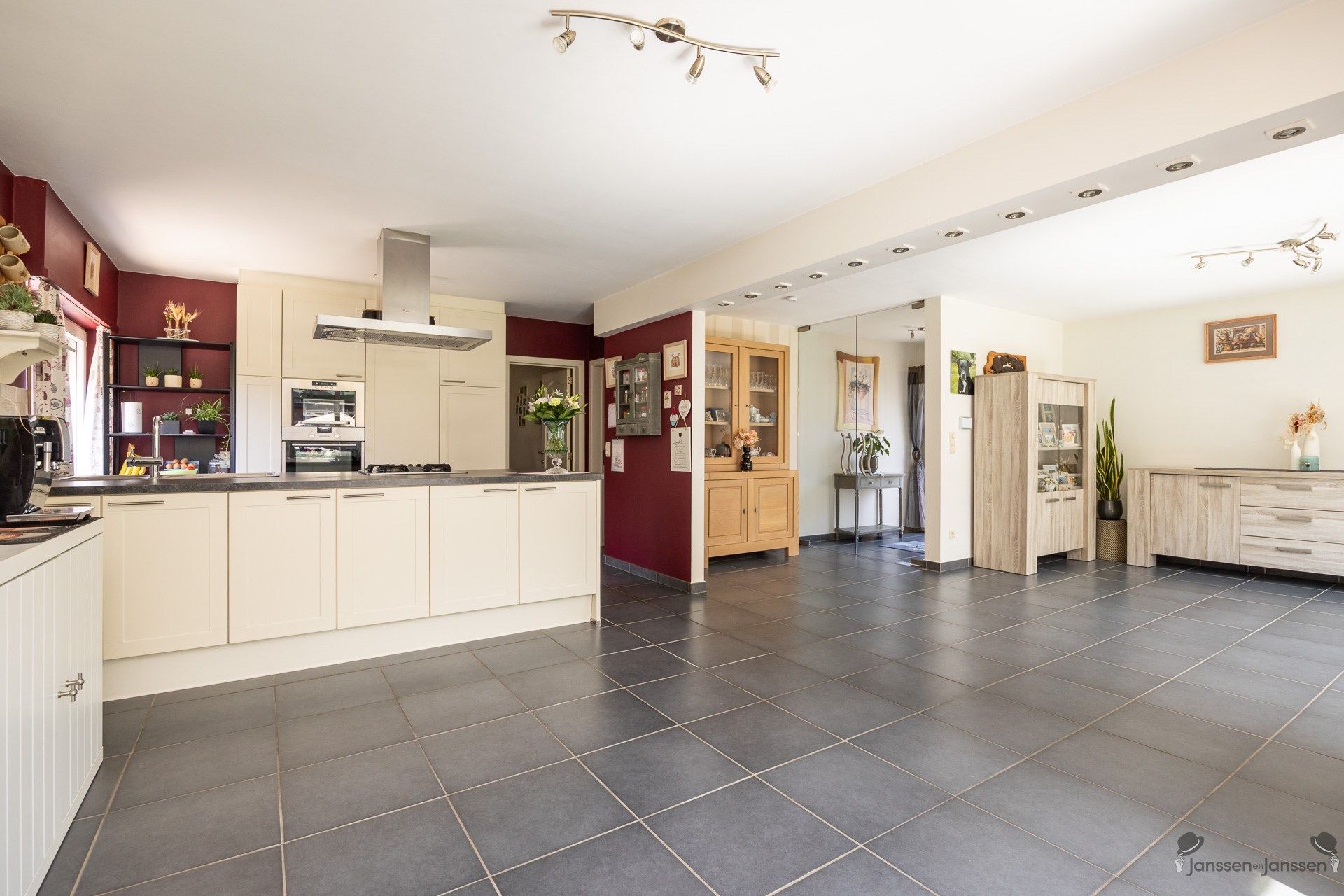 Ruime laagbouw woning met 4 slaapkamers, tuin en garage in hartje Brasschaat foto 6