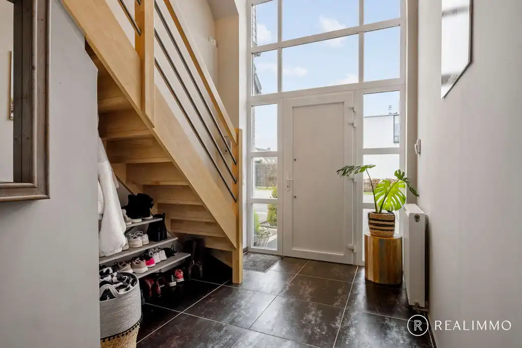 Ruime hedendaagse villa met zwembad in een gegeerde residentiële omgeving foto 5