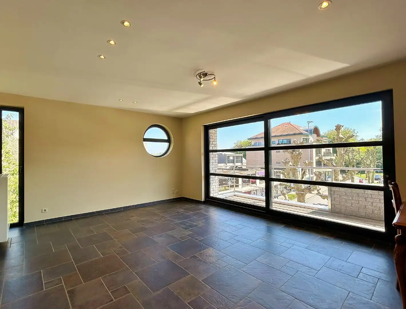 Ruim appartement met zonnig terras in het centrum van Ieper foto 3