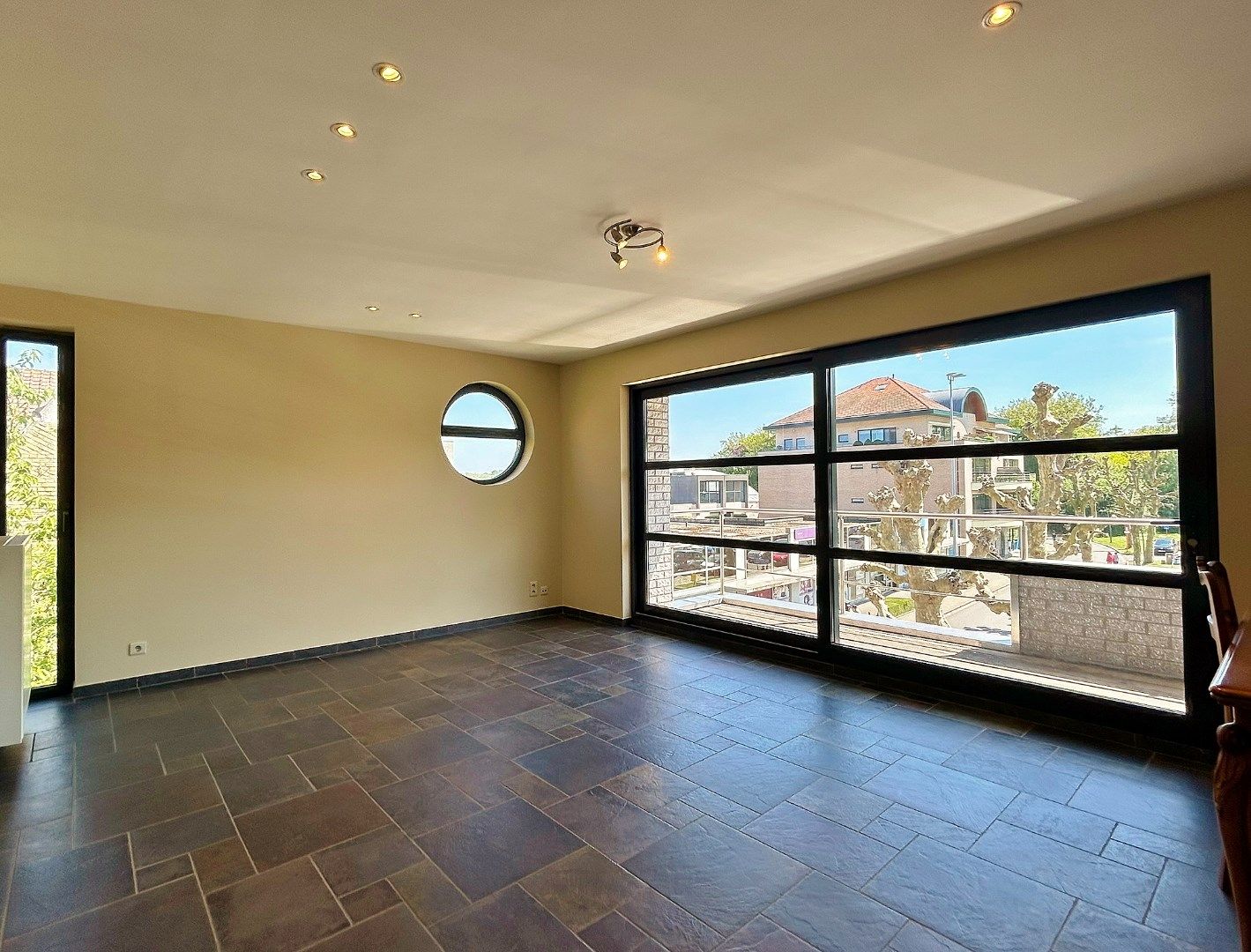 Ruim appartement met zonnig terras in het centrum van Ieper foto 3