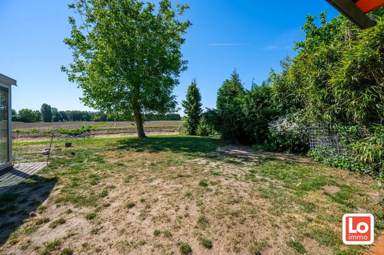 Ruime te renoveren open villa met inpandige garage op een héél rustige toplocatie met open zicht in Lochristi! foto 17