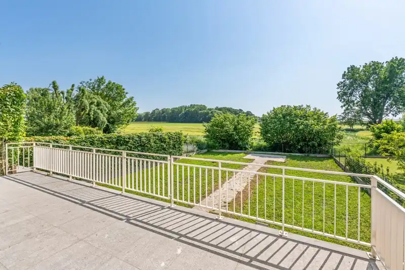 Stijlvolle, landelijke woning met 3 slaapkamers, garage en tuin foto 2