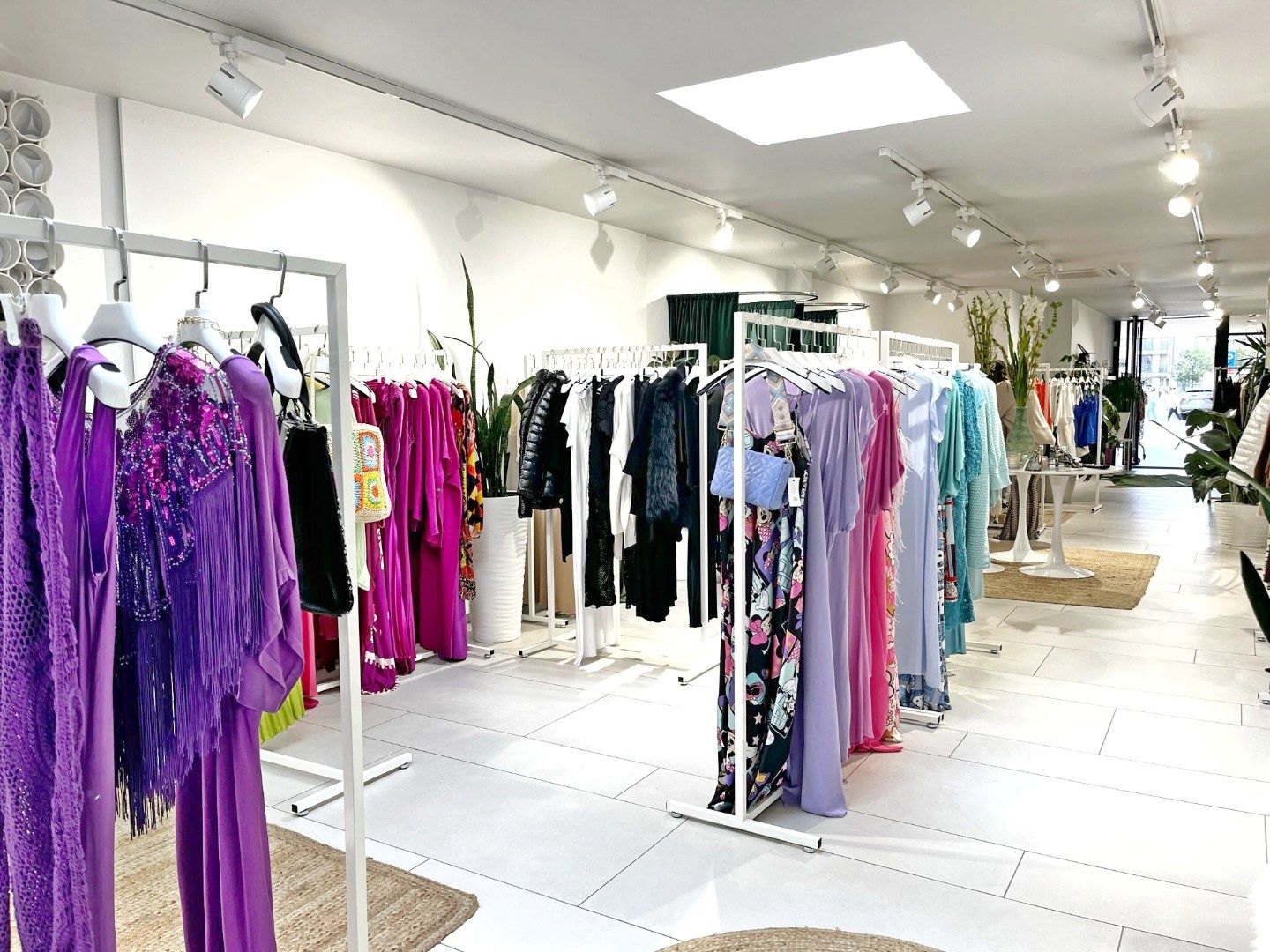 volledig vernieuwde zonnerijke winkel Lippenslaan 318  foto {{pictureIndex}}