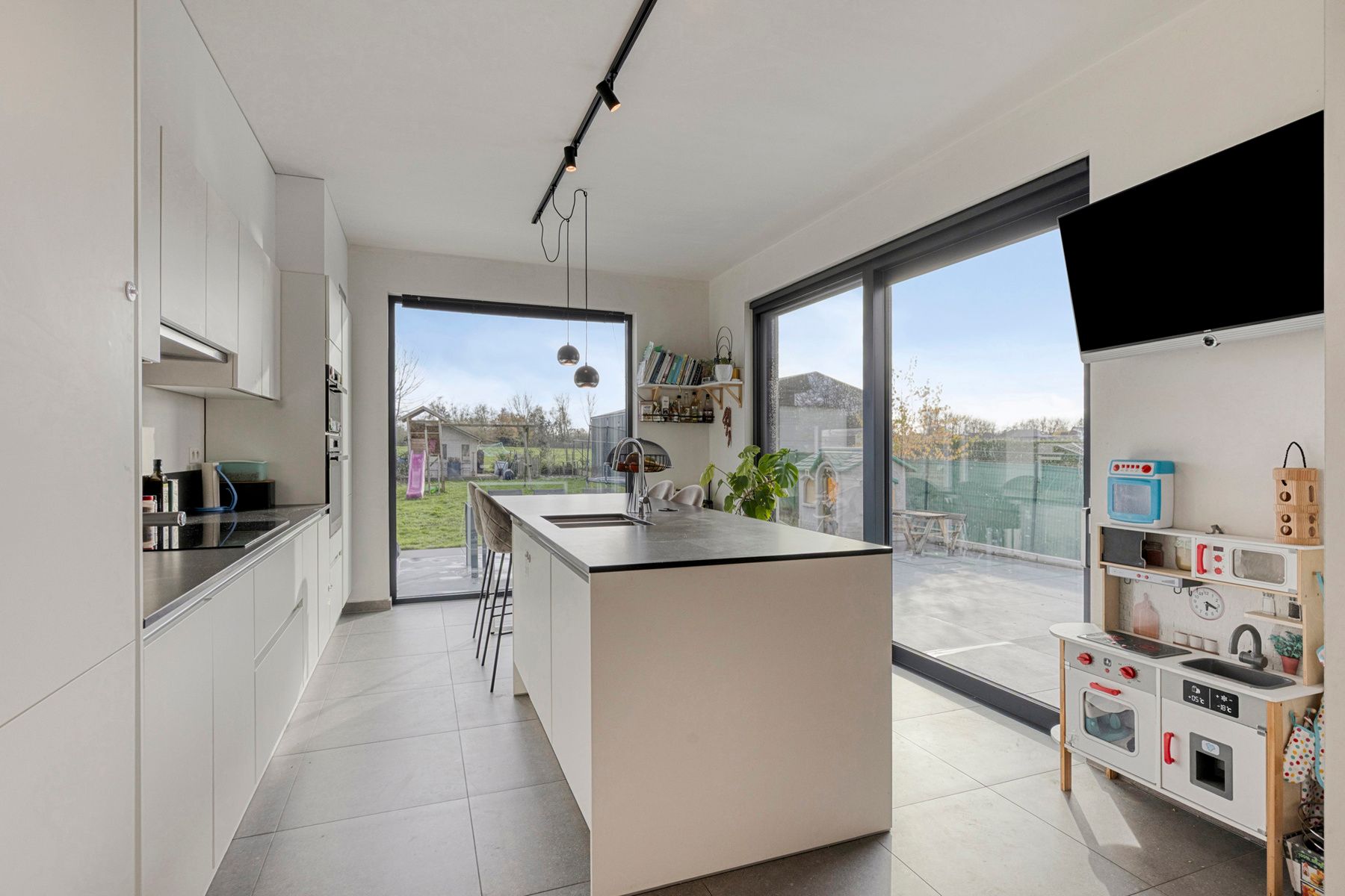 Instapklare woning met 3 slaapkamers, garage en tuin! foto {{pictureIndex}}
