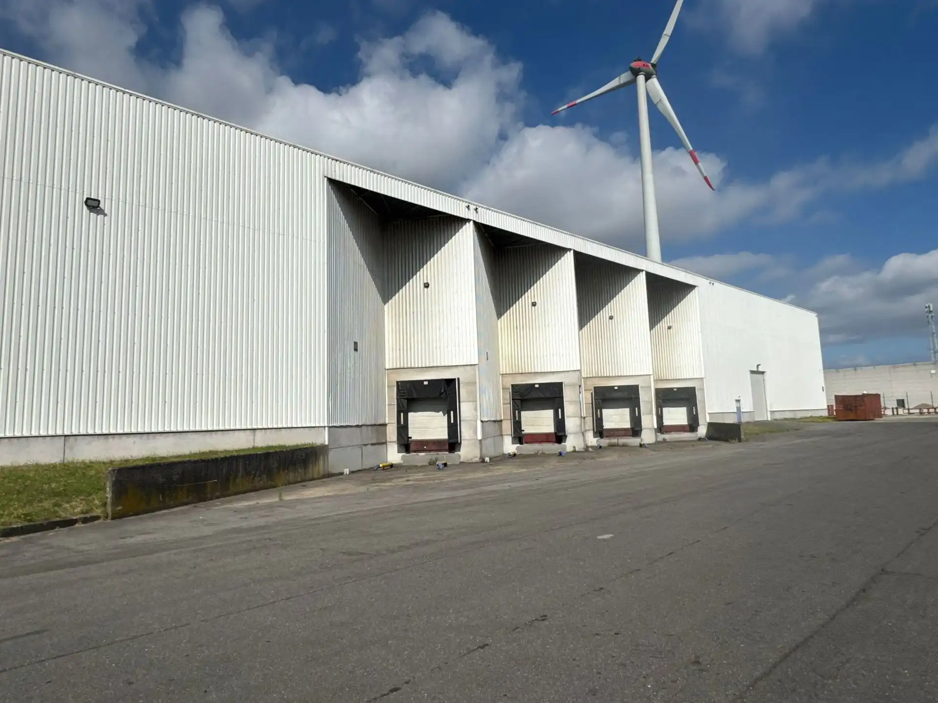 Ca. 8.625m² en 8.625m² magazijnruimten, met los- en laadkades, te huur langs de Noorderlaan.   foto 22