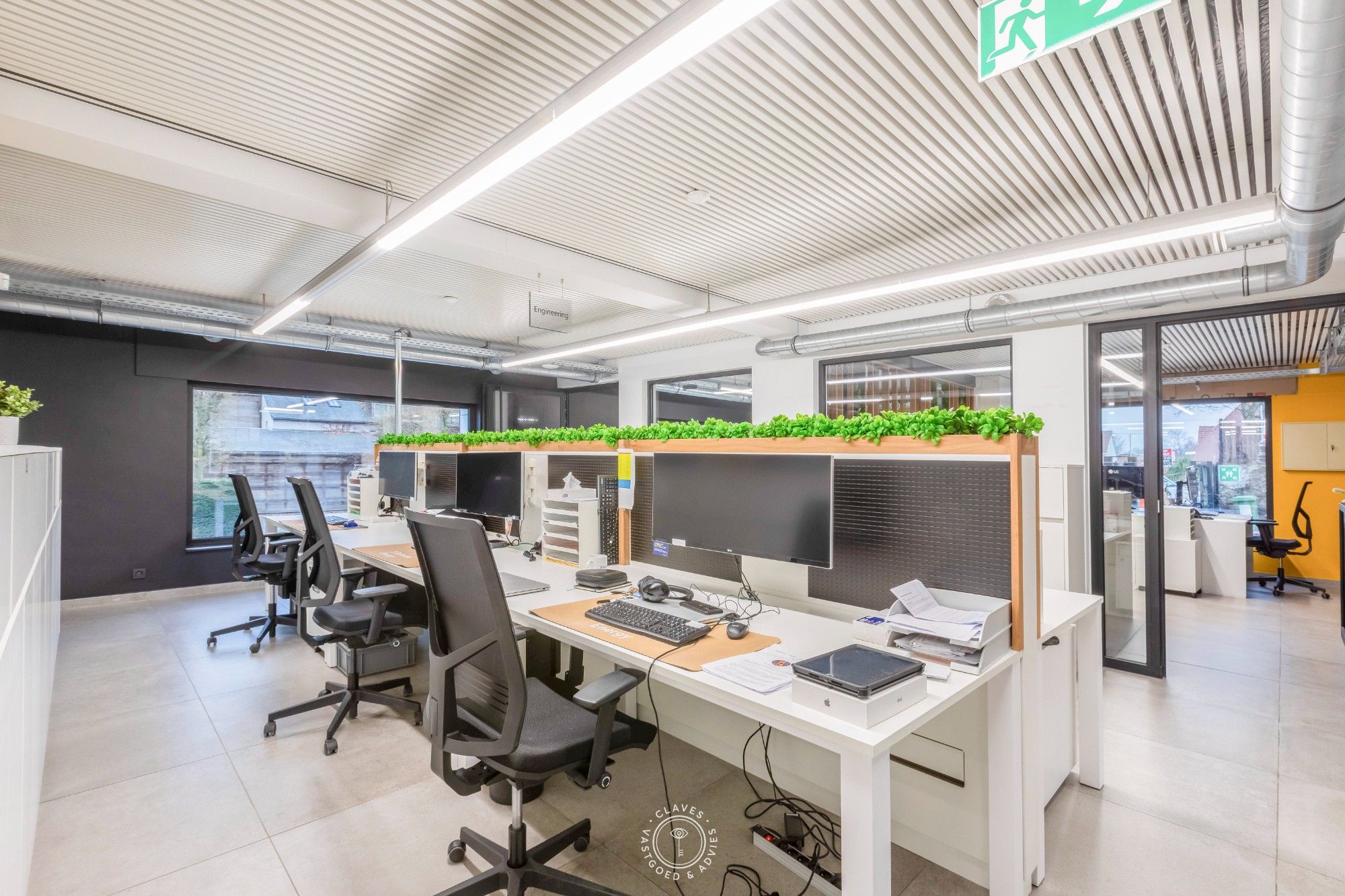 Multifunctioneel kantoorgebouw met magazijnen foto 7