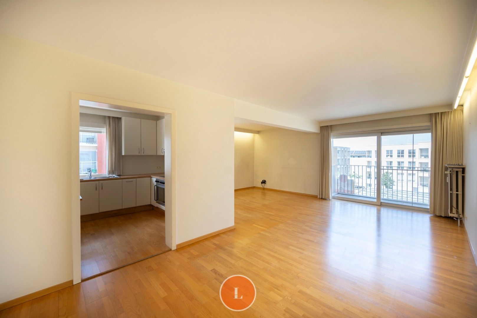 Instapklaar appartement met garage te koop in hartje Harelbeke foto {{pictureIndex}}