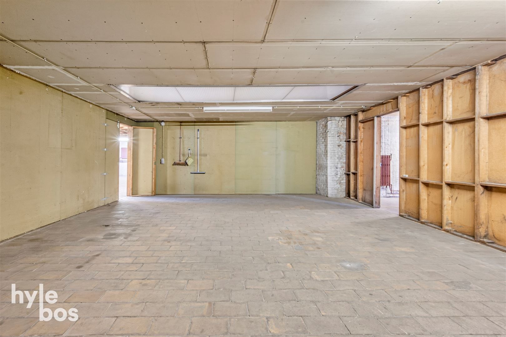 Ruim bovenhuis met groot magazijn in het centrum van de stad foto 24