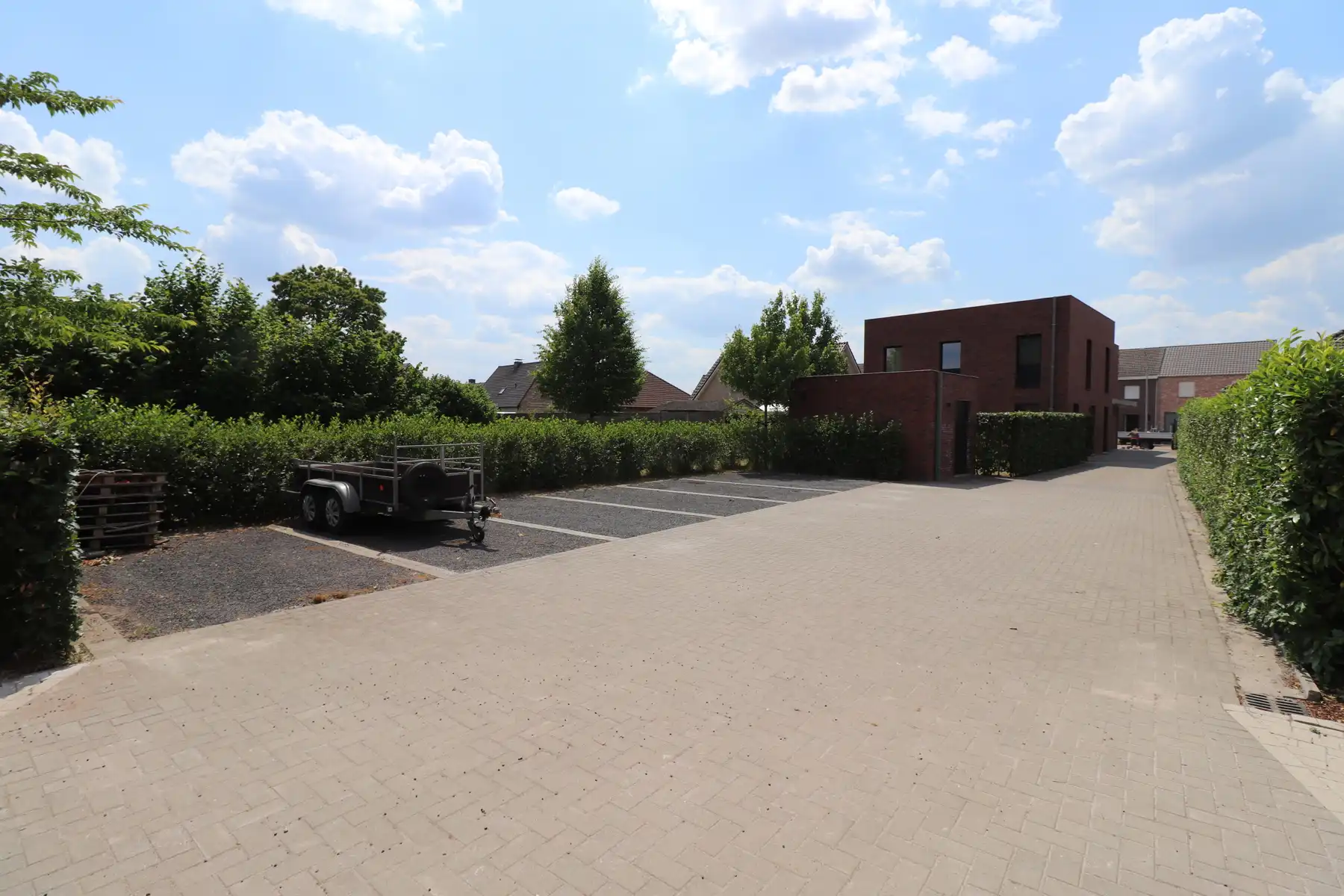 Een autostaanplaats gelegen achter het appartementsgebouw. foto {{pictureIndex}}