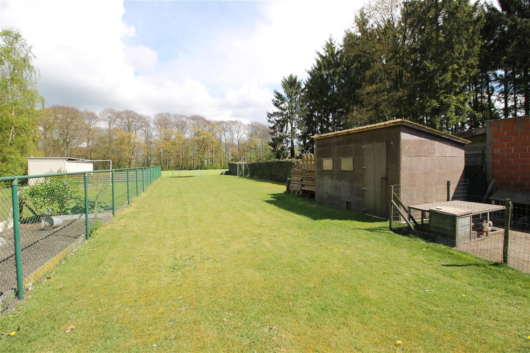 Recente halfopen bebouwing met ruime tuin, terras en garage foto 17