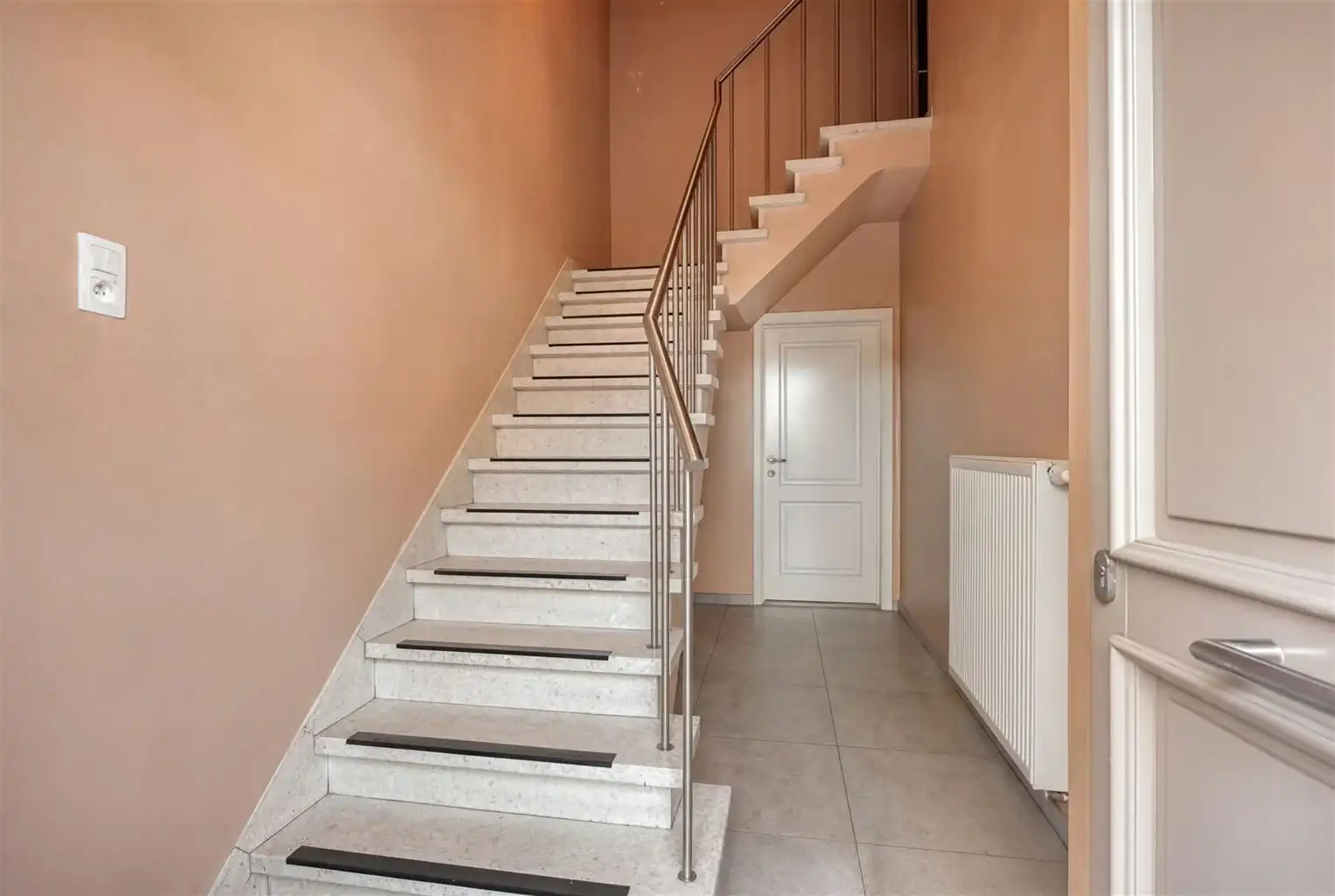 Zeer ruim 4-slaapkamerappartement met ruime terrassen en een afgesloten garage, gelegen nabij het centrum van Maaseik. foto 18