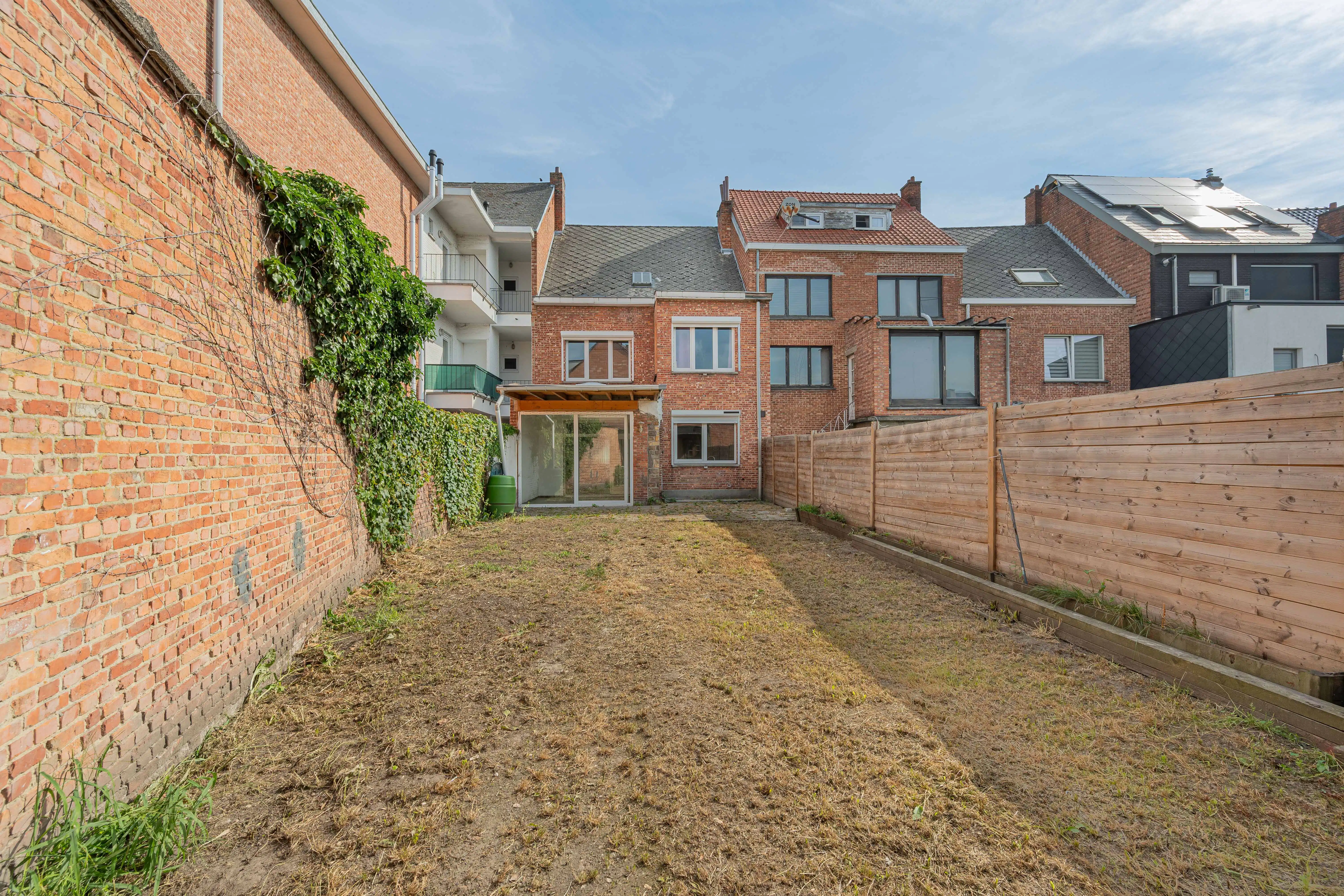 Ruime te renoveren gezinswoning met garage. foto 20