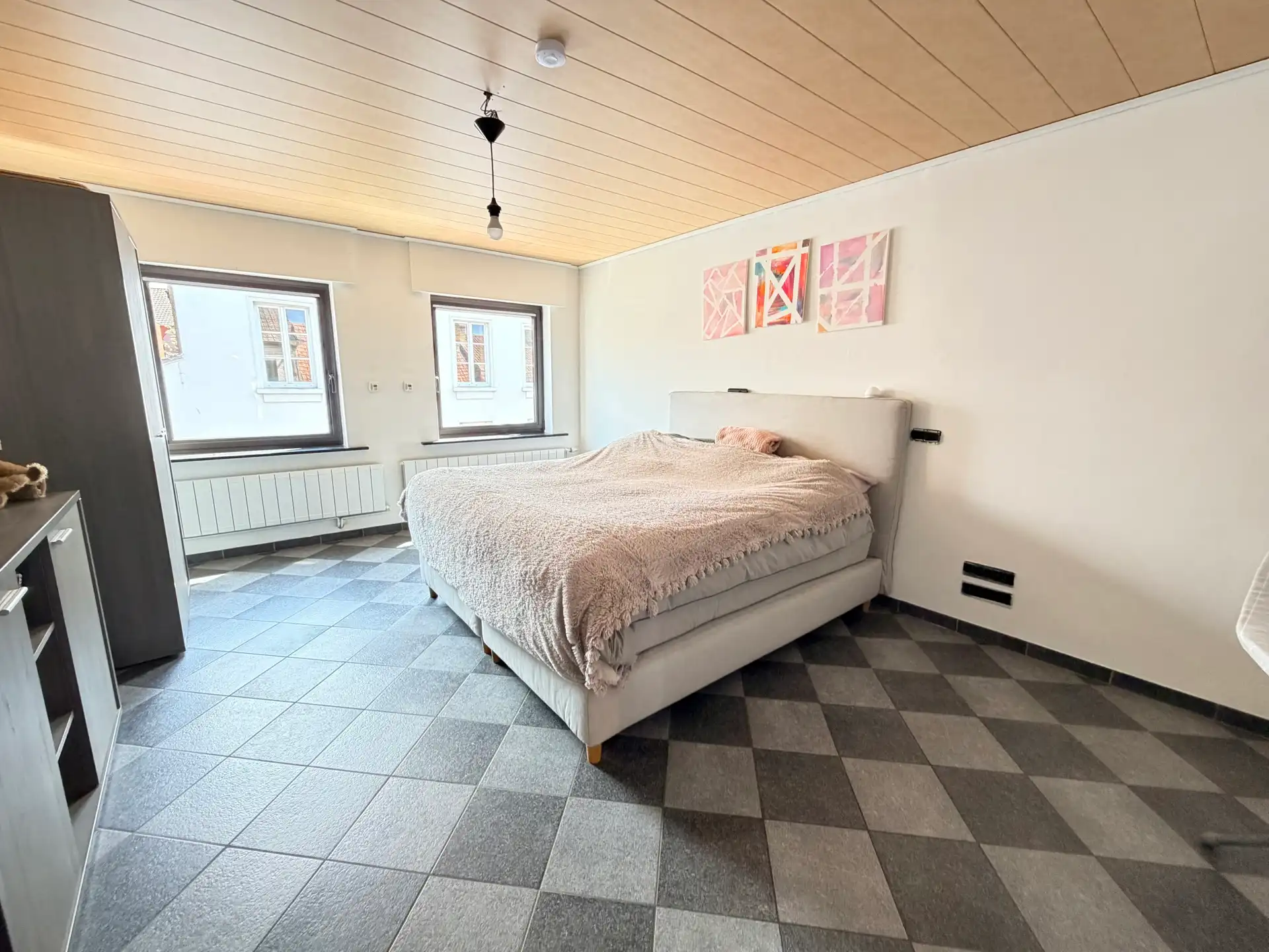 Zeer ruime instapklare woning 3 slaapkamers, zolder, bureau, garage en zonnige tuin. Adinkerke. foto 14