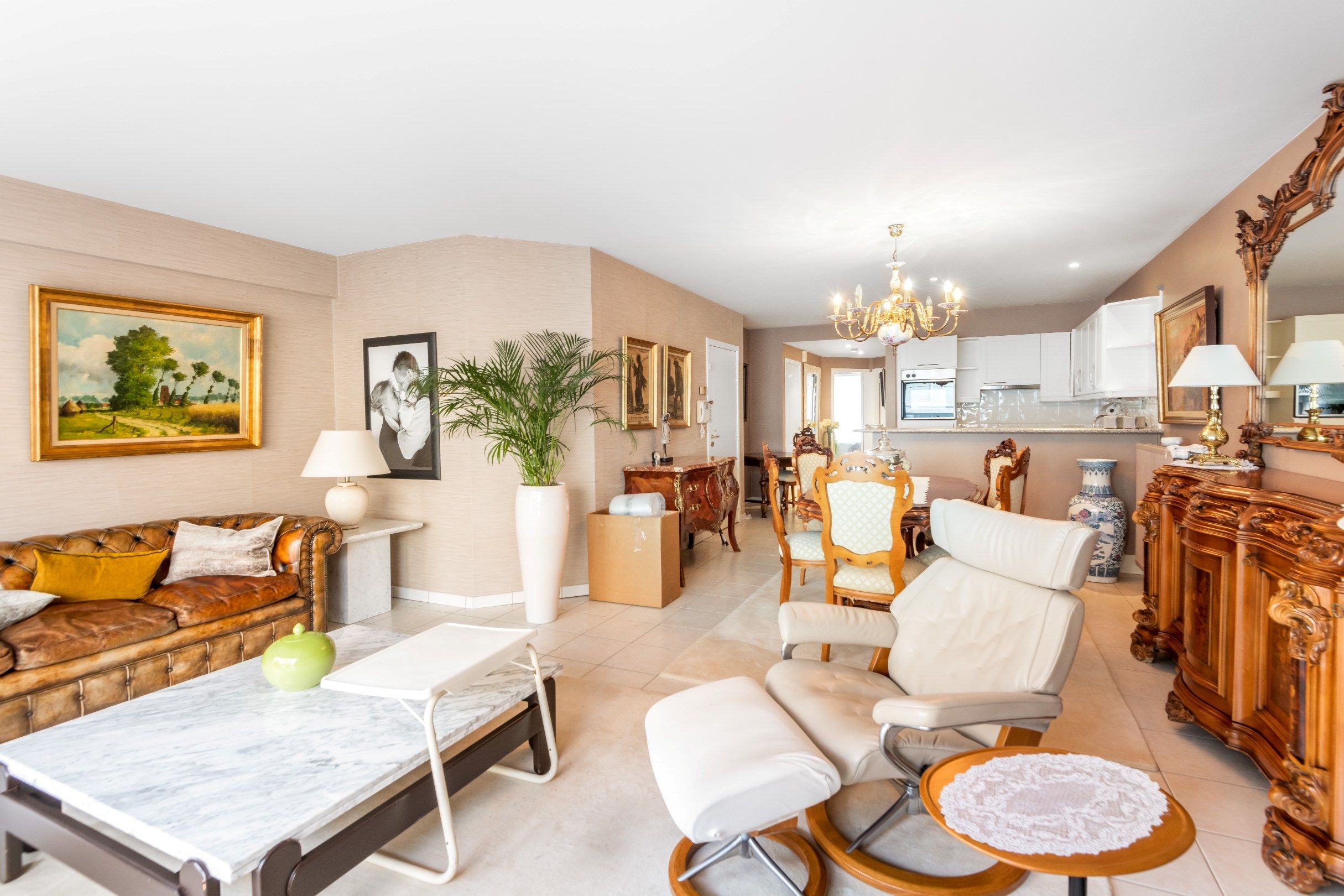 Zeer centraal gelegen, ongemeubeld appartement in de Dumortierlaan op enkele stappen van de Lippenslaan en de Zeedijk. foto 2