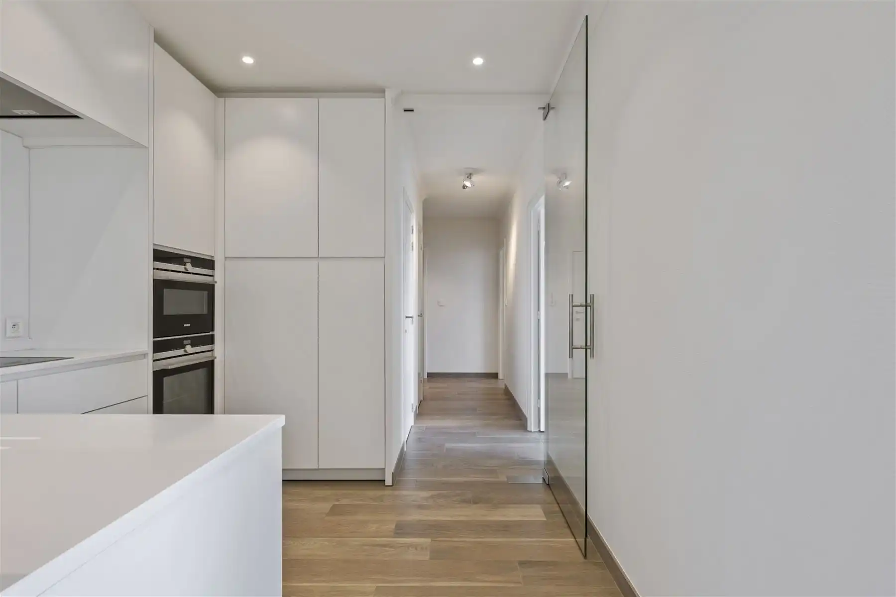 Gerenoveerd ,instapklaar appartement met garage foto 6