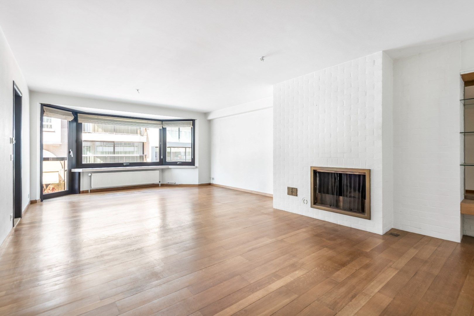 Ruim, ongemeubeld appartement met groot zonneterras achteraan, gelegen op de Kustlaan. foto {{pictureIndex}}