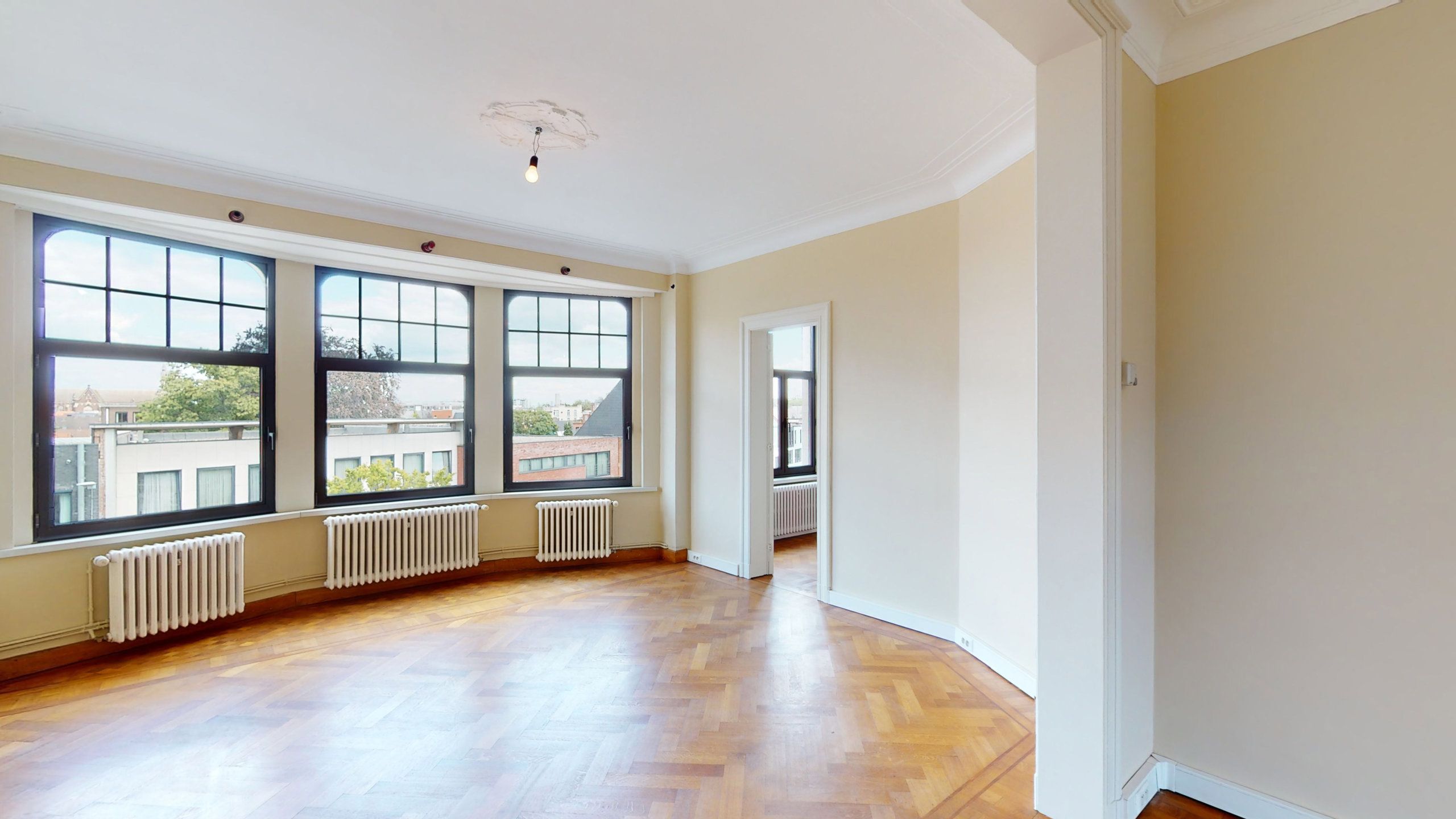 BERCHEM - ruim authentiek appartement met terras  foto {{pictureIndex}}