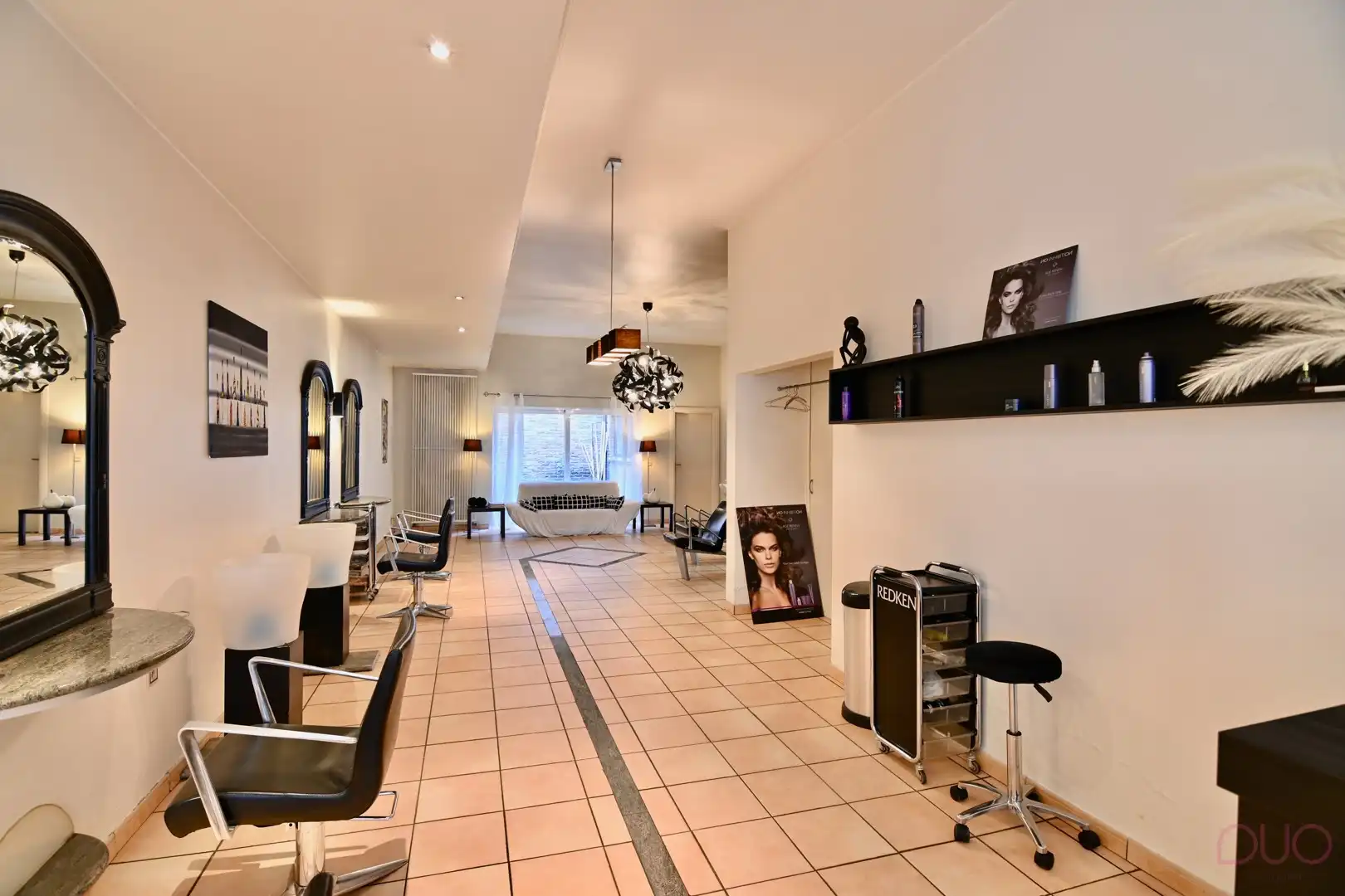 Groot handelspand met aparte ingang, bovenliggende woning en inpandige garage foto 3