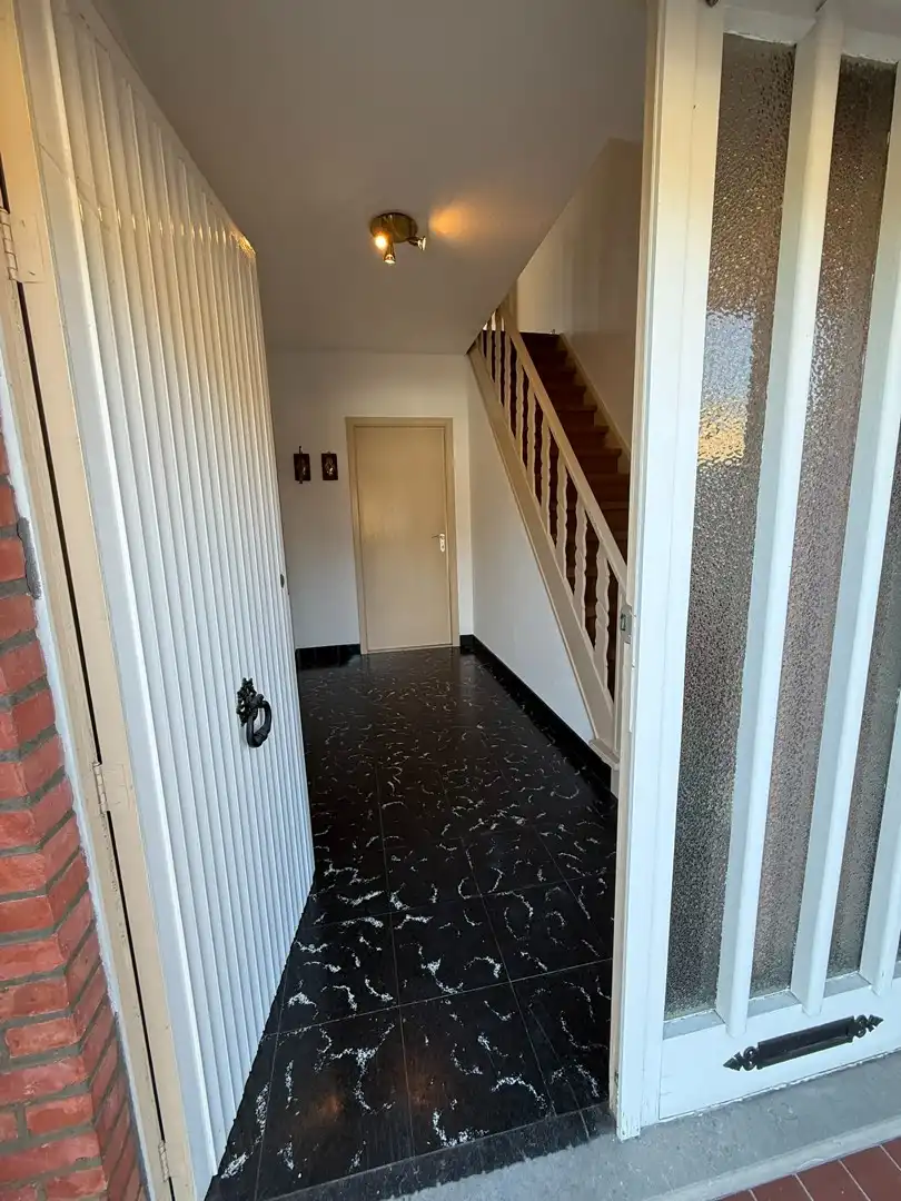 Ruime woning met 2 slaapkamers, veranda en volledig omheinde tuin te Heppen foto 4