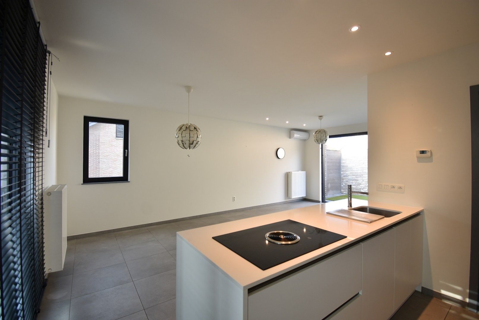 Knap afgewerkt duplexappartement met twee slaapkamers, terras, berging en standplaats vlak aan het dorpsplein van Hoeselt foto 13
