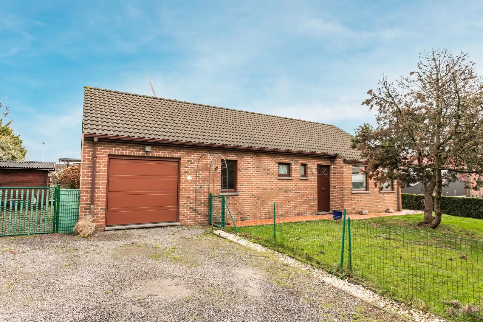 Hoofdfoto van de publicatie: Op te frissen bungalow met 2 slaapkamers, garage en tuin op topligging in Halle