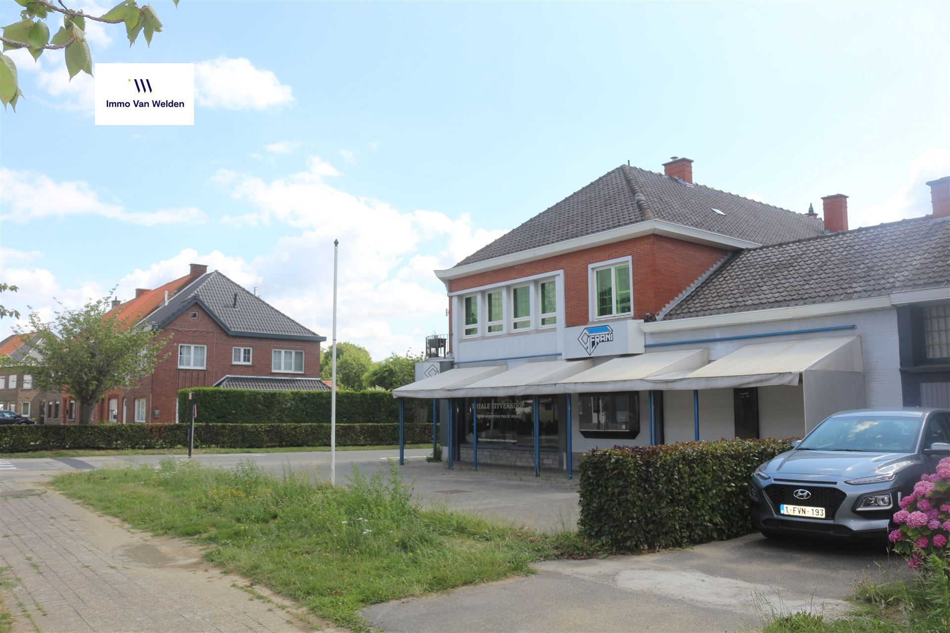 Zeer ruim winkelpand - op heden ingericht als kledingzaak - met ruim appartement  foto 3