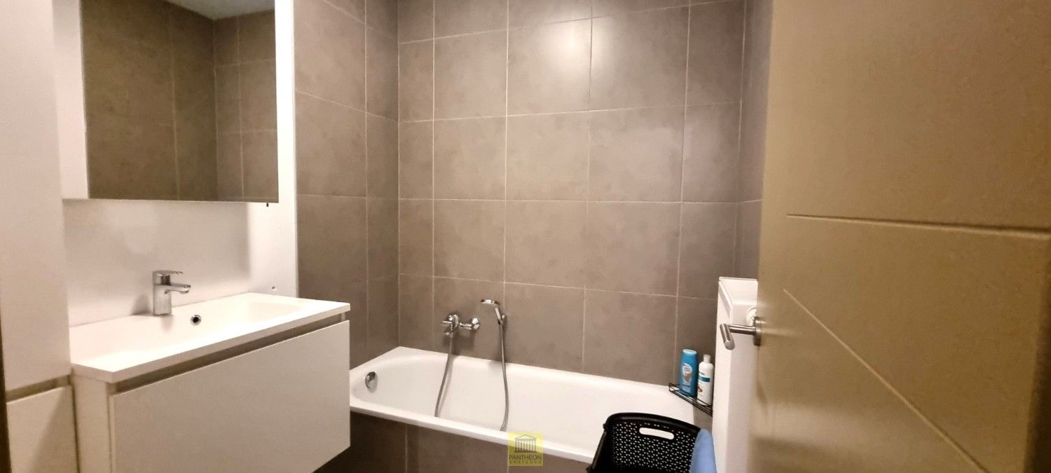 Recent appartement met 2 slaapkamers én autostaanplaats nabij station! foto 10