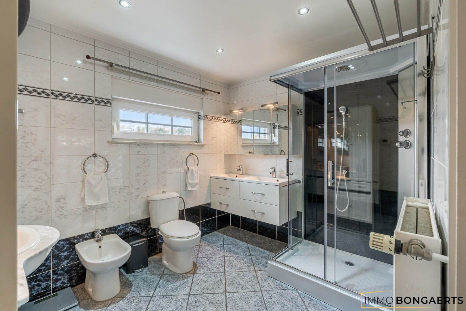 Instapklare woning met 4 slaapkamers en zwembad foto 21