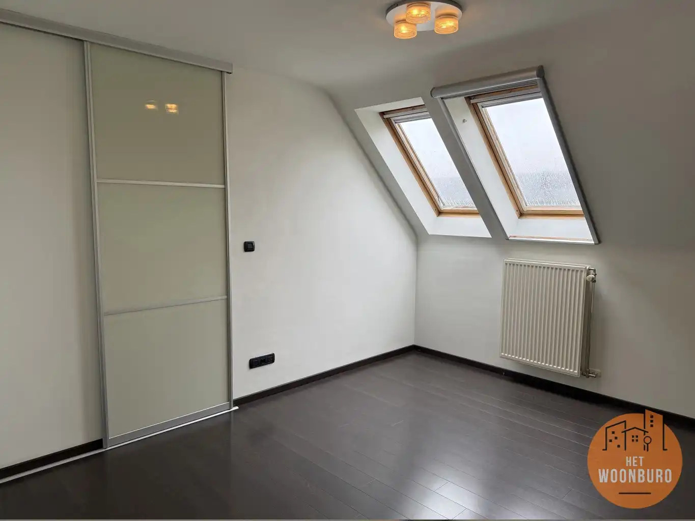 Woning halfopen bebouwing met garage, ruime kelder en tuin foto 10
